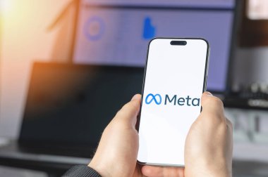 New York, ABD - 6 Haziran 2024: Akıllı telefon ekranında Meta servisi teknolojik arka planda yakın görüntüde