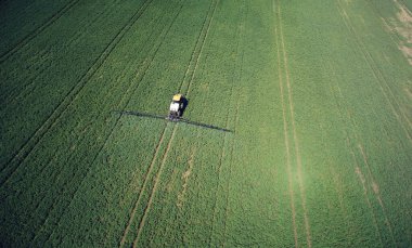 Tarım endüstrisi teması. Çiftlikte gübre ve traktör üst görünümde.
