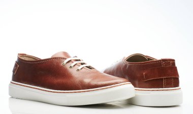 Modern, zarif deri erkek ayakkabıları beyaz stüdyo arka planında izole edilmiş.