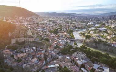 Antik Tiflis şehri hava aracı görüntüsü. Gürcistan başkentinin manzarası 