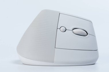 Stüdyo arka planında kaydırma düğmesi olan modern ergonomik fare