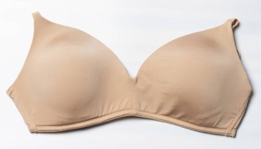 Beyaz stüdyo arka planında kahverengi renkli yumuşak sutyen.