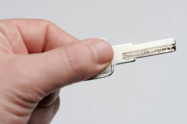 Metal anahtar insan avucunda. Metal anahtarla kapıyı aç.