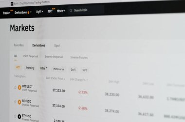 New York, ABD - 31 Ocak 2022: Akıllı telefon ekranında ticaret platformunda Bitcoin fiyat grafiği