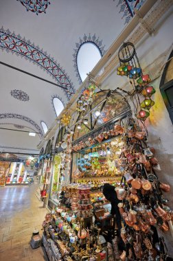 İstanbul 'daki Grand Market' te renkli lambalar ve hediye