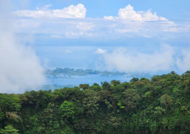 Nikaragua arka planındaki Granada adalarında yeşil volkan krateri