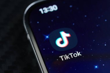 New York, ABD - 5 Mayıs 2022: Akıllı telefon ekranındaki TikTok sosyal medya mobil uygulaması