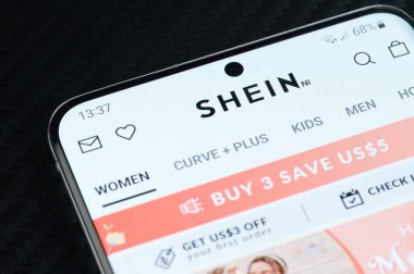 New York, ABD - 5 Mayıs 2022: Akıllı telefon ekranında Shein online dükkan uygulaması satın alma