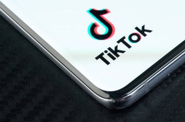 New York, ABD - 5 Mayıs 2022: Akıllı telefon ekranında TikTok uygulamasını başlat