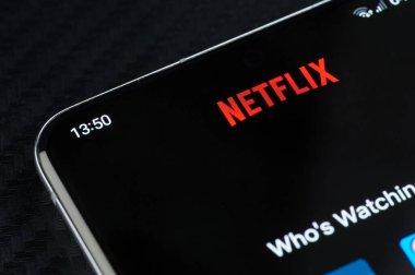 New York, ABD - 5 Mayıs 2022: Akıllı telefon ekranında netflix izlemek