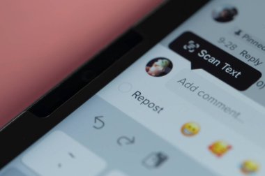 New York, ABD - 11 Ekim 2022: Ekran makrosu yakın görünüm arka planı ile ilgili yeni yorumlar