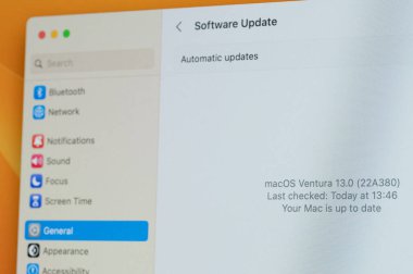 New York, ABD - 31 Ekim 2022: Yeni MacOs Ventura sistemi laptop piksel ekranında görüntüyü kapat