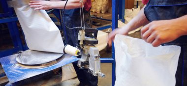 Plastik torba üretim hattına paketleme yakın görünüm