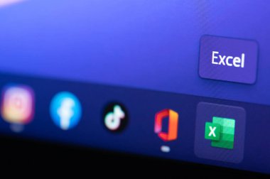 New York, ABD - 3 Haziran 2022: Microsoft ofis uygulaması bilgisayar menüsü ekranında üstün görünüm