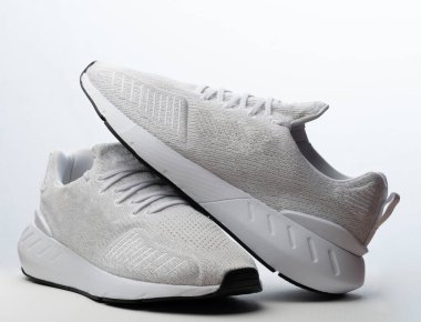 Beyaz stüdyo arka planında izole edilmiş gri spor ayakkabılar.