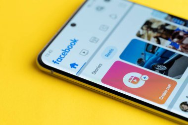 New York, ABD - 21 Haziran 2022: Akıllı telefon ekranındaki CV ve Hikayeler Facebook uygulaması