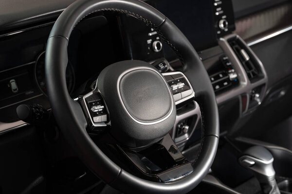 Современный автомобиль с новой цифровой доской и большим экраном