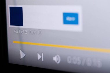 New York, ABD - 19 Eylül 2022: Youtube 'daki google reklamlarını ekrandaki makro yakın görünüm ekranında görüntüle
