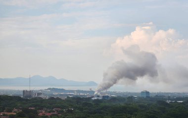 Managua Nikaragua 'daki kazada doğal arka planda büyük bir duman çıktı.