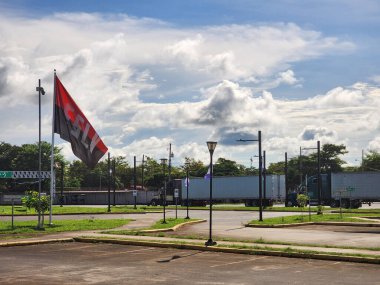 San Jose, Kosta Rika - 27 Kasım 2022 Orta Amerika 'yı geçmek için bekleyen kamyonlar Kosta Rika ve Nikaragua