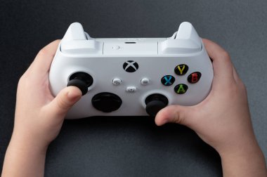 New York, ABD - 21 Aralık 2022: Çocuktaki yeni Xbox X oyun denetleyicisini kullanarak