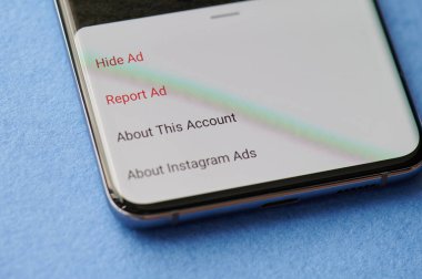New York, ABD - 28 Haziran 2021: Akıllı telefon ekranında Instagram uygulama menüsündeki reklamlar