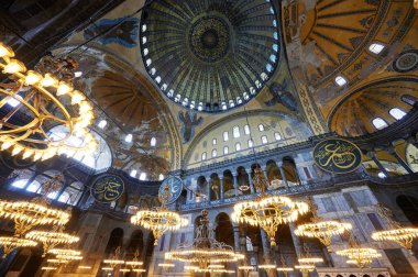 Sophia Hagia 'daki turnuva ışıklarıyla çatı prezervatiflerinin dekorasyonu.