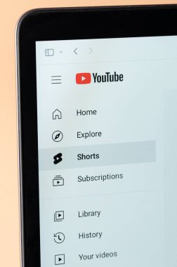 New York, ABD - 2 Ağustos 2022: Google youtube laptop ekranındaki video servisini kısalttı