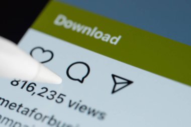 New York, ABD - 11 Ekim 2022: Ekran makrosu üzerindeki Instagram 'a yorum ekle