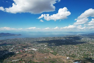 Managua şehrinin manzarası güneşli bir günde insansız hava aracı manzarasının üstünde.