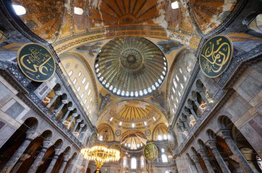 Sofya 'nın iç kısımlarında altın ve koyu renklerle dekore edilmiş çatı.