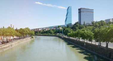 Tiflis 'te modern mimari, Kura nehri kıyısında.