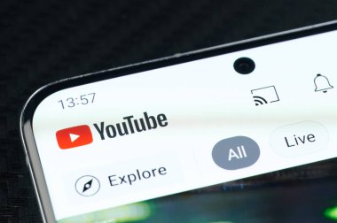 New York, ABD - 5 Mayıs 2022: Akıllı telefon ekranındaki Youtube videolarını inceleyin