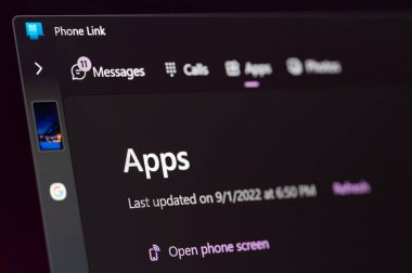 New York, ABD - Eylül 1, 2022: Laptop ekranı makro yakın görünüm arka planındaki Telefon Bağlantısı uygulamasında iletiler kontrol ediliyor