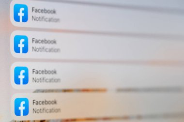 New York, ABD - 19 Eylül 2022: Ekran makrosu yakın görünüm arka planındaki Facebook 'ta spam uyarısı