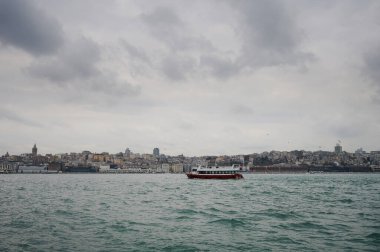 İstanbul 'un arka planında İstanbul Boğazı' nda tekne turu