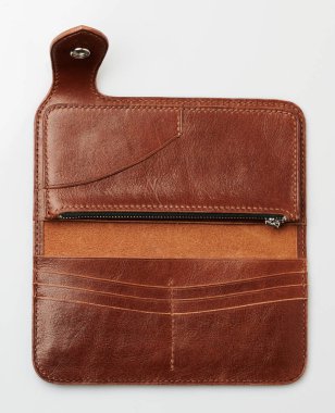 Boş kahverengi deri cüzdan stüdyo arka planında izole