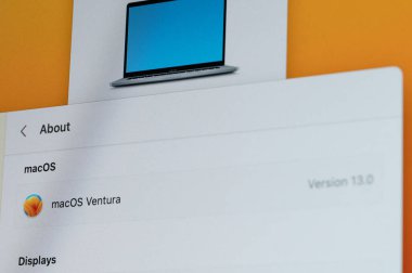 New York, ABD - 31 Ekim 2022: Yeni sürüm MacOs Ventura uygulaması laptop piksel ekranında yakın görüntü