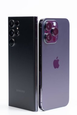 New York, ABD - 8 Kasım 2022: Apple iPhone 'u maksimum 14 profesyonel ve samsung Galaxy s22 ultra akıllı telefonu tecrit edilmiş olarak karşılaştırın
