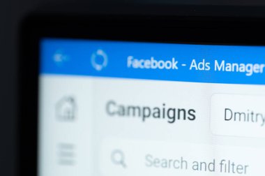 New York, ABD - 3 Haziran 2022: Bilgisayarın web sayfası ekranındaki facebook reklamlarını yönetmek