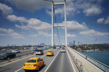İstanbul, Türkiye - 24 Mart 2022: İstanbul 'daki İstanbul panoramik köprüsünde trafik açık güneşli bir günde