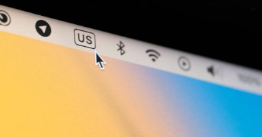 New York, ABD - 31 Ekim 2022: Laptop piksel ekranında Mac yakın görüntüde dil ayarları değiştiriliyor