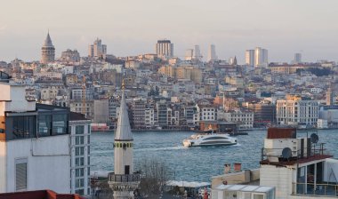 İstanbul 'daki Boğaz, arka planda gün batımında altın ışığa ev sahipliği yapıyor