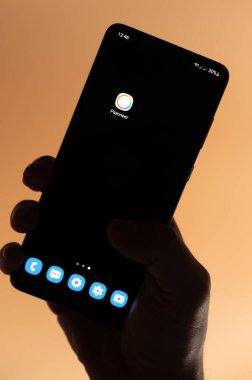 New York, ABD - 4 Kasım 2022: Kahverengi arka planda izole edilmiş akıllı telefon uygulaması