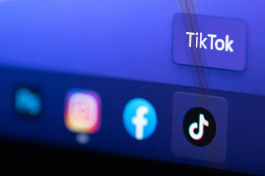 New York, ABD - 3 Haziran 2022: Bilgisayar menüsündeki TikTok sosyal medya uygulaması