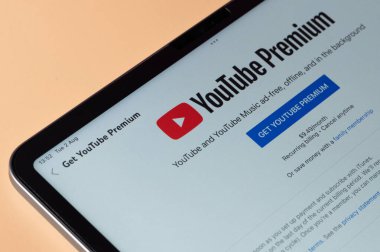 New York, ABD - 2 Ağustos 2022: youtube premium servis aboneliğini laptop ekranında kapatın