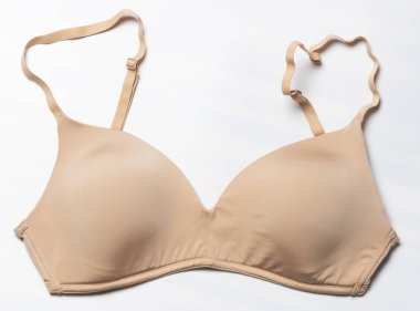 Stüdyo arka planında izole edilmiş kahverengi, basit sutyen.