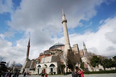 İstanbul, Türkiye - 24 Mart 2022: Güneşli bir günde Sofi Camii çevresindeki turist