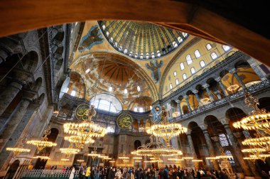 İstanbul, Türkiye - 24 Mart 2022: İstanbul 'da halk Sophie camiinin içini izliyor