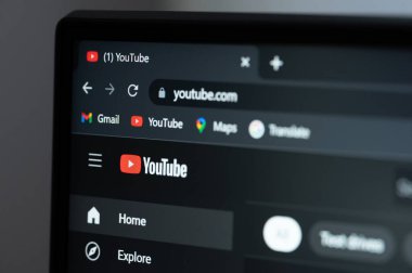 New York, ABD - 3 Haziran 2022: Bilgisayar menüsündeki Youtube google hesabı kapat